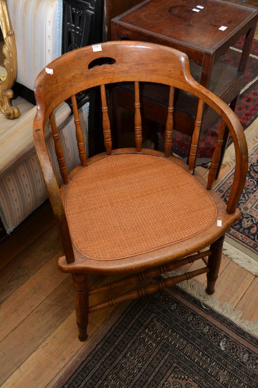 Appraisal: A WINDSOR STYLE COTTAGE CHAIR A WINDSOR STYLE COTTAGE CHAIR