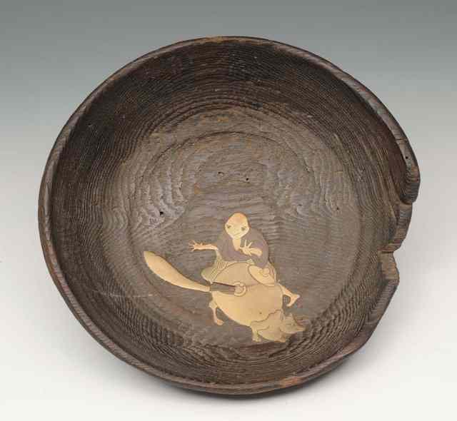 Appraisal: A JAPANESE WOOD DISH decorated in Hiramakiye with the legend