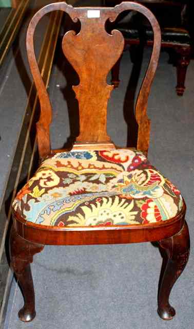 Appraisal: A GEORGE I WALNUT AND ELM SIDE CHAIR the back