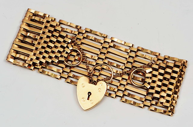 Appraisal: A ct gold braceletof gatelink form with ct gold padlock