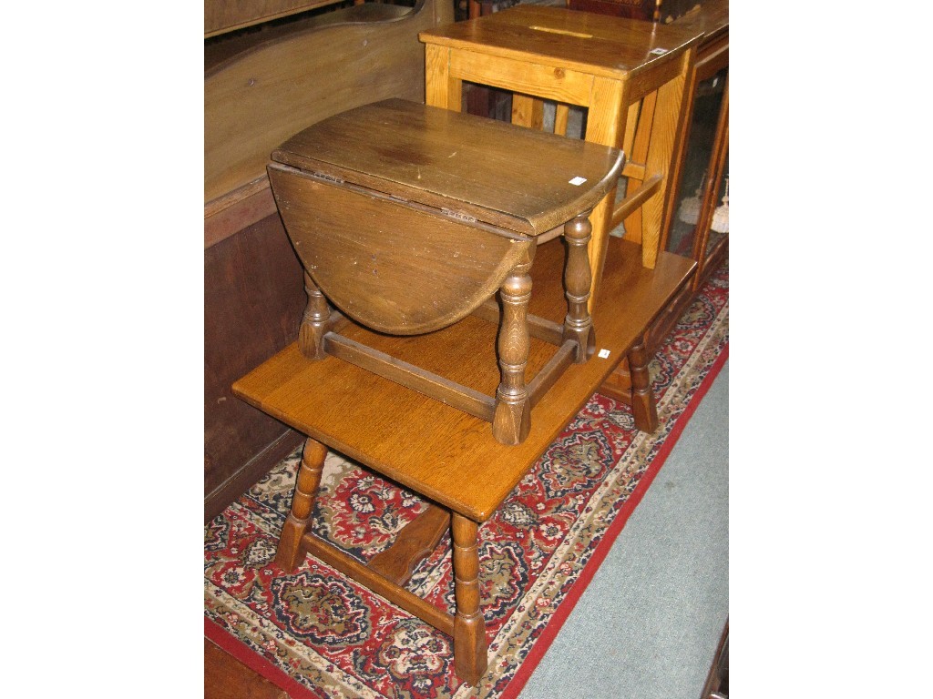 Appraisal: Lot comprising stool dropleaf table and an oak occasional table