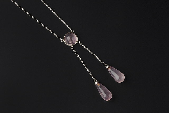 Appraisal: A ROSE QUARTZ N GLIG E PENDANT NECKLACE the circular