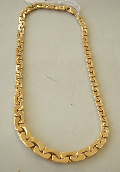 Appraisal: A gold collar necklace in a graduated multiple link design