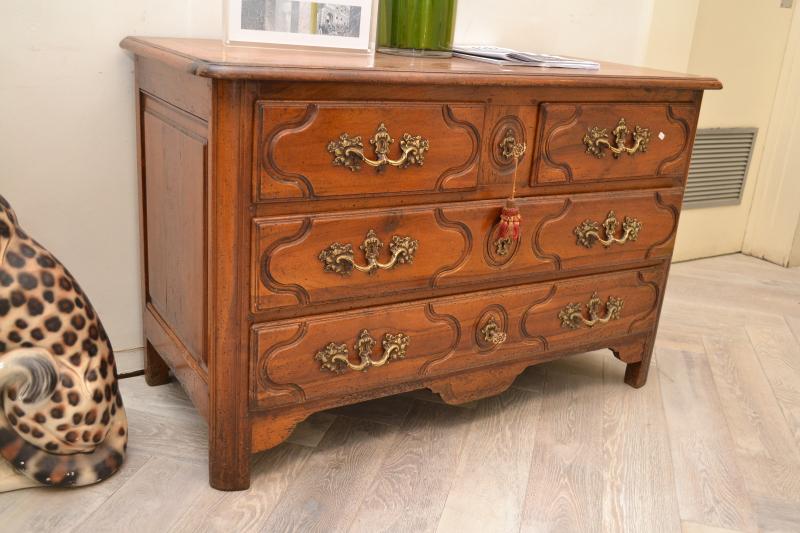 Appraisal: AN EARLY TH CENTURY FRENCH WALNUT REGENCY COMMODE KEY IN