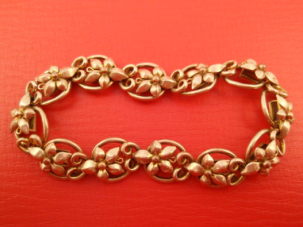 Appraisal: An early thC fancy floral link expanding bracelet marked ct