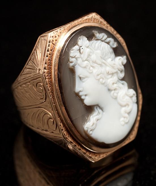 Appraisal: Georgian K yellow gold and carved agate cameo ring grams