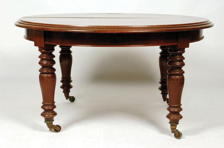 Appraisal: A VICTORIAN MAHOGANY EXTENDING DINING TABLE the top with rounded