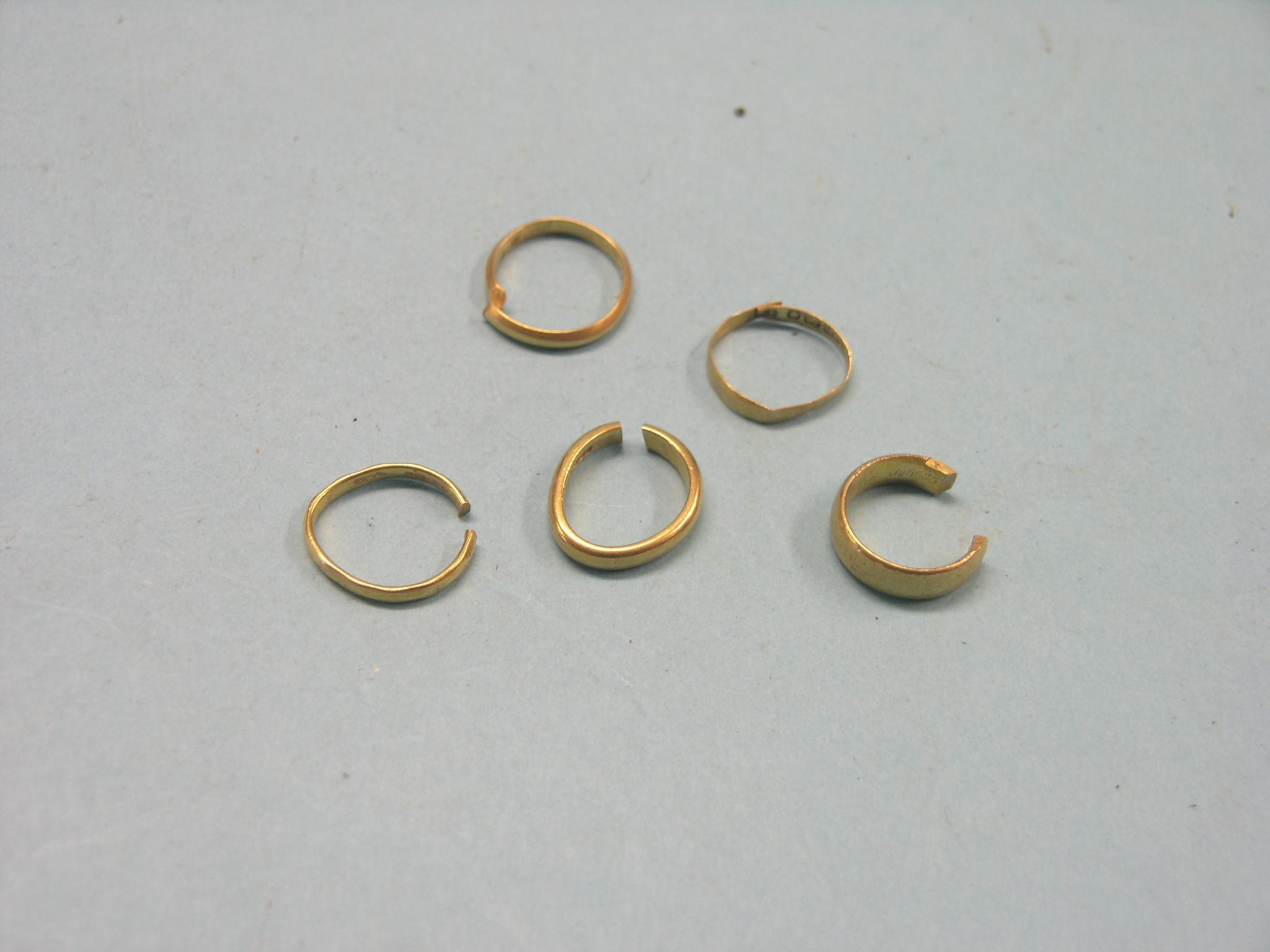 Appraisal: Five damaged ct gold band wedding rings grams total