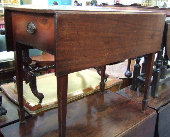 Appraisal: An early th century mahogany Pembroke table with single frieze