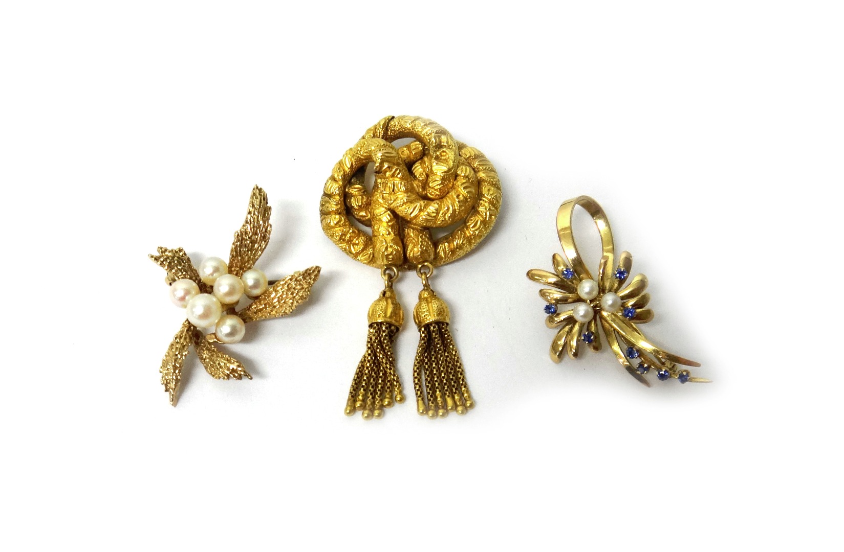 Appraisal: A Victorian gold brooch in an entwined design the front