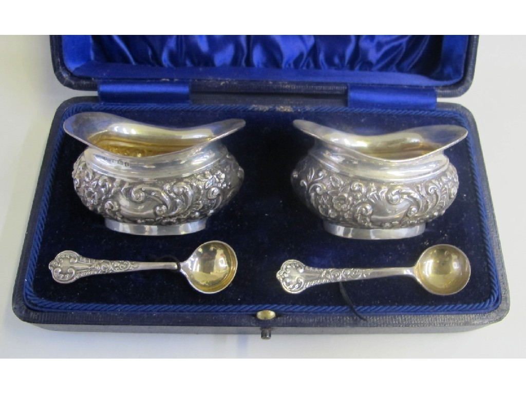 Appraisal: Cased pair of silver salts with servers Birmingham