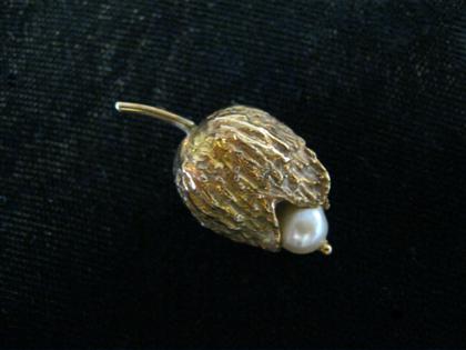 Appraisal: karat yellow gold and pearl pendantAcorn shaped pendant accented by