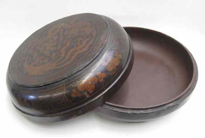 Appraisal: CHINESE LACQUER WARE ROUND STORAGE BOX Stylized dragon decorate the