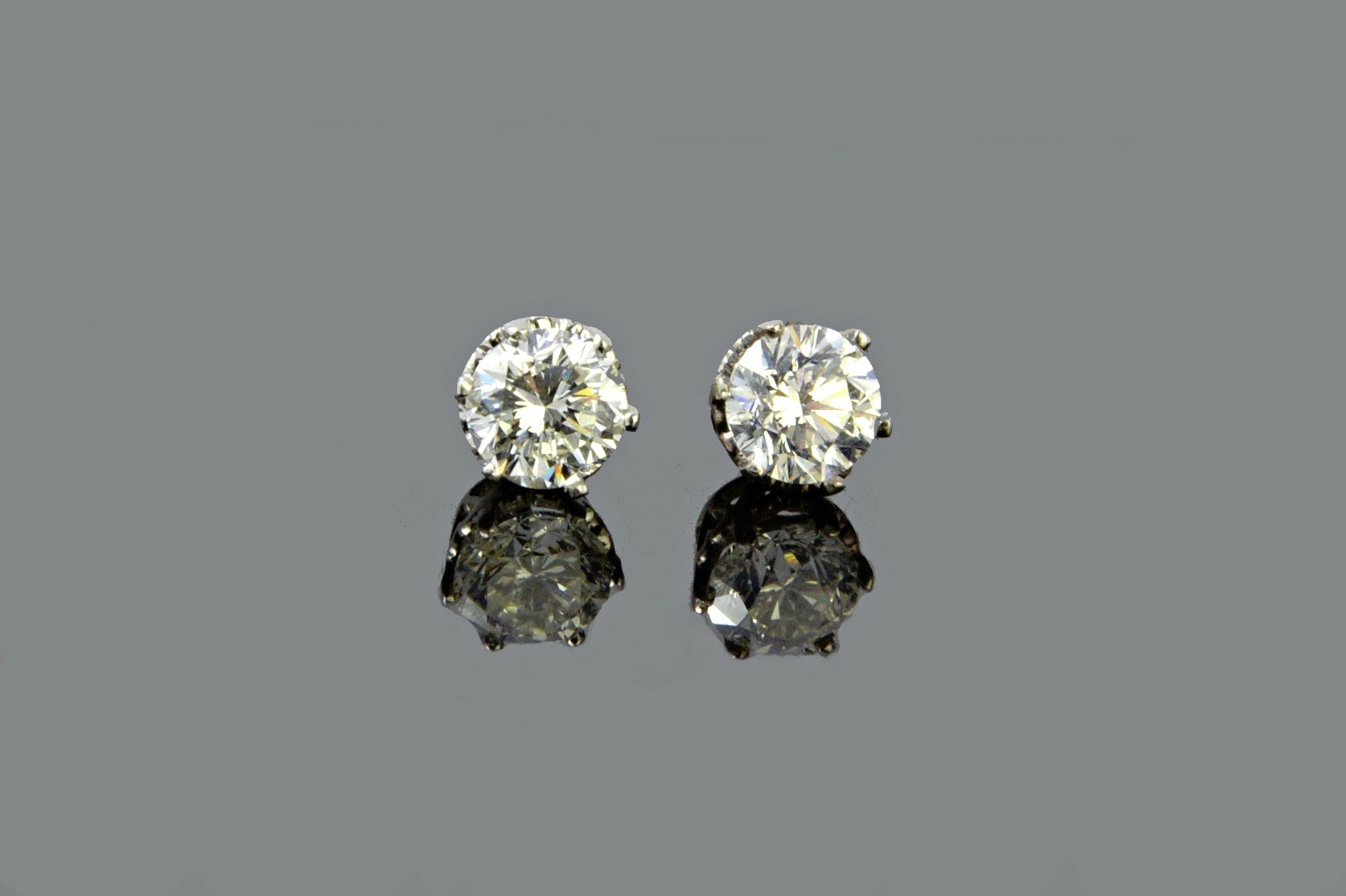 Appraisal: A pair of platinum and diamond set single stone earstuds