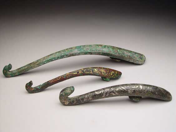 Appraisal: THREE ARCHAIC BRONZE BELT HOOKS Group of three archaic Chinese