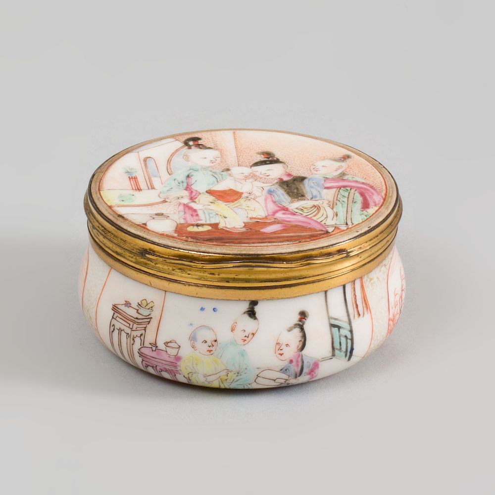 Appraisal: Chinese Export Porcelain Famille Rose Snuff Box with Gilt-Metal Mounts