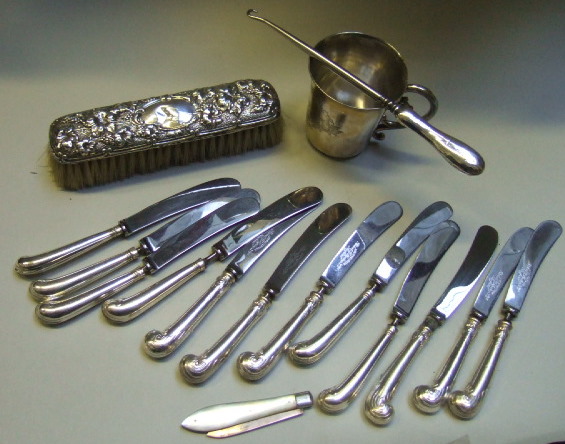 Appraisal: Six tea knives with steel blades and with loaded silver