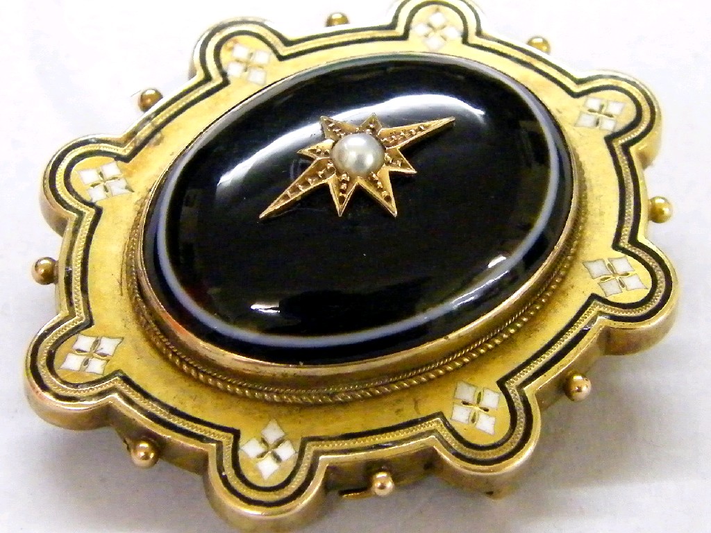 Appraisal: Victorian ct oval banded onyx pendant brooch with a locket