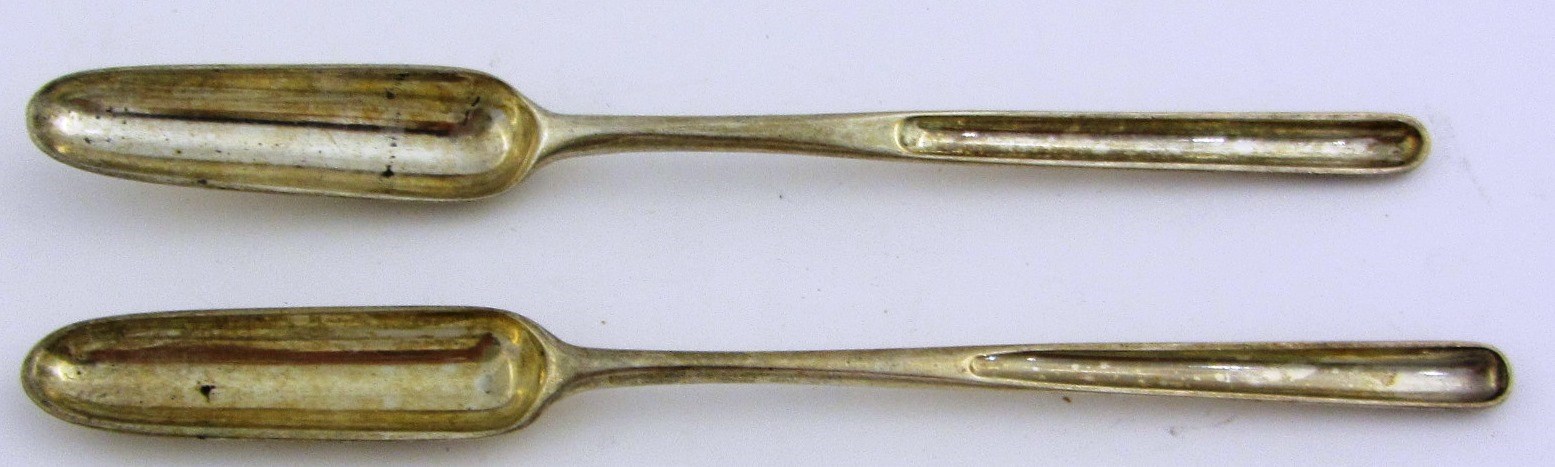 Appraisal: A George III silver marrow scoop crest engraved London and