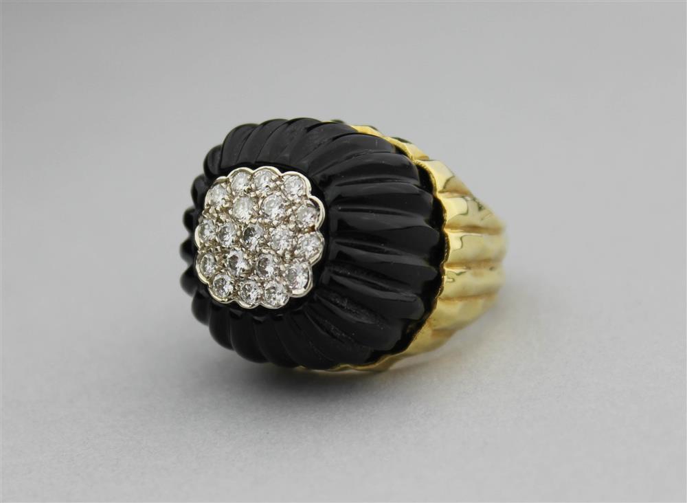 Appraisal: K YELLOW GOLD RING WITH A FLUTED ONYX TOP SET