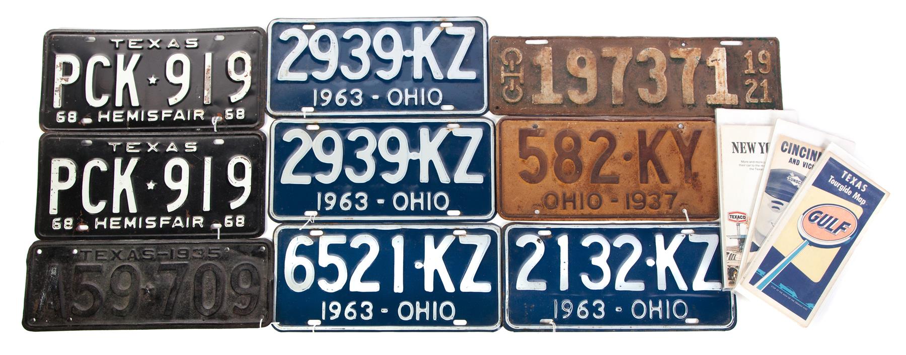 Appraisal: GROUP OF LICENSE PLATES AND ADVERTISING ROAD MAPS American th