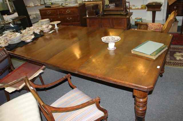 Appraisal: A VICTORIAN WALNUT EXTENDING DINING TABLE having four original leaves