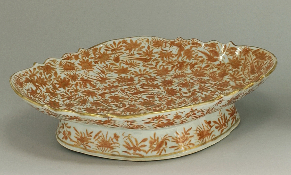 Appraisal: CHINESE EXPORT PORCELAIN FRUIT BOWL Mid- th CenturyWith orange-sepia bird