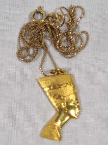 Appraisal: An carat gold pendant in the form of Nefertiti on