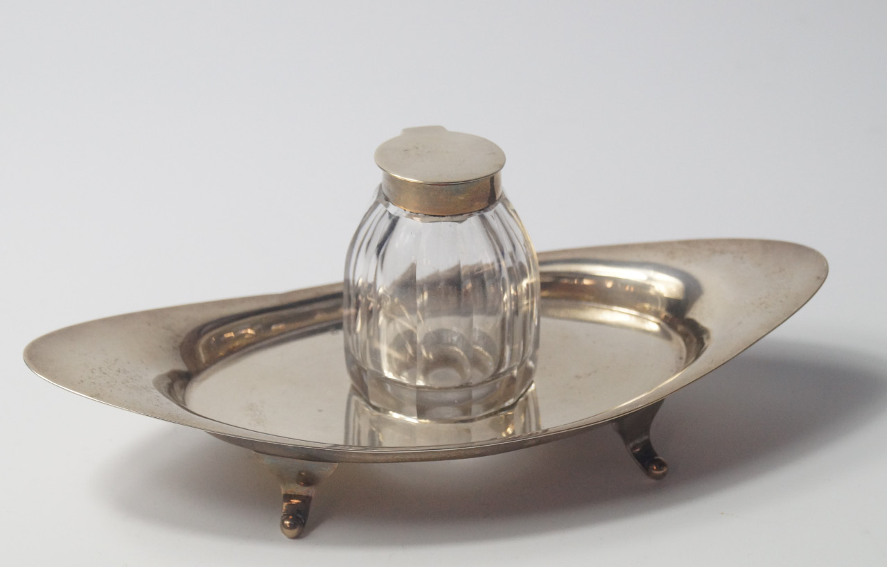 Appraisal: A George V silver desk stand with a cut glass