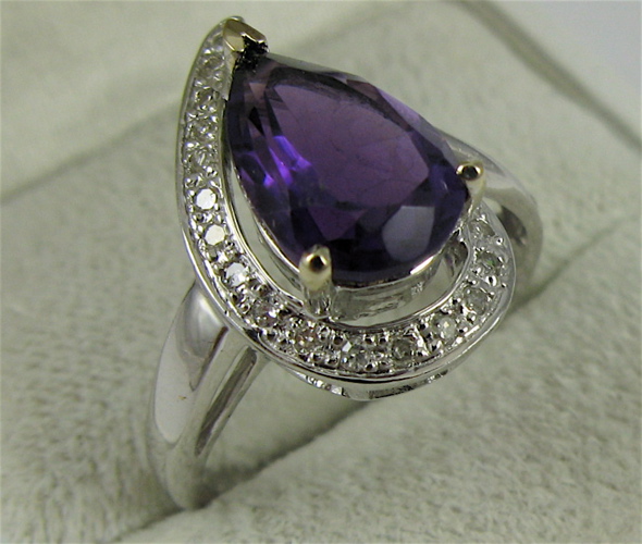 Appraisal: AMETHYST DIAMOND AND K WHITE GOLD RING centering a pear-cut