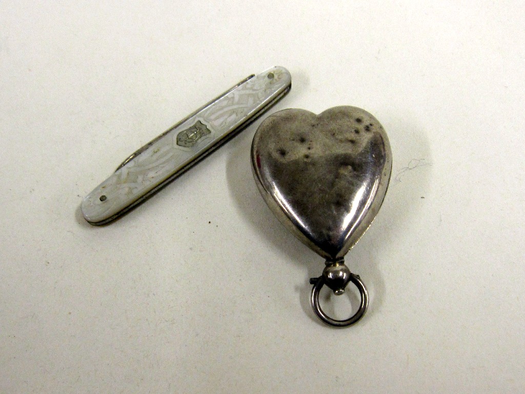 Appraisal: Lot comprising heart shaped silver sovereign case and a MOP