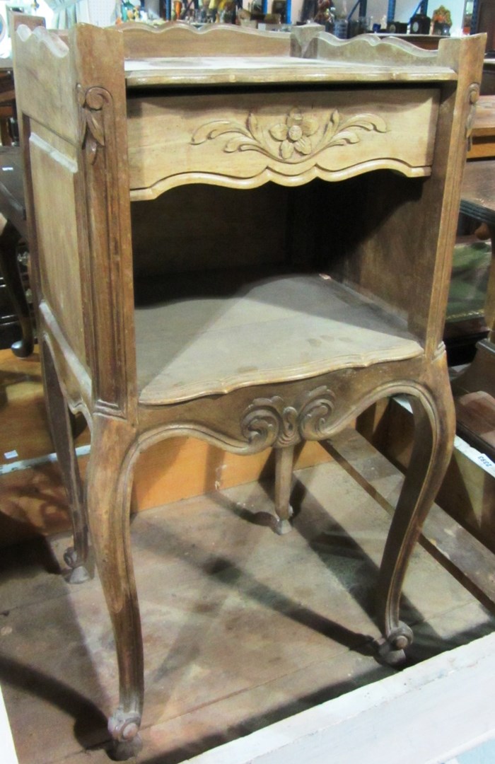 Appraisal: A th century walnut bedside table on cabriole supports