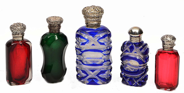 Appraisal: A VICTORIAN BLUE OVERLAID GLASS SCENT BOTTLE with white metal