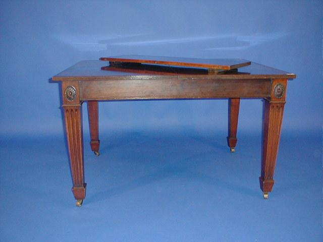 Appraisal: An Edwardian mahogany extending dinning table with reeded top and