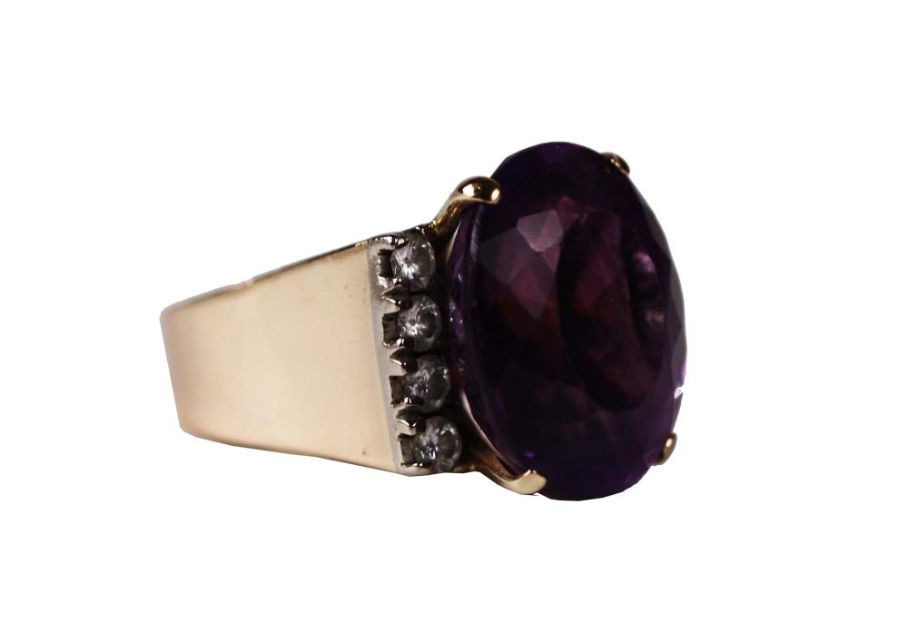 Appraisal: LADIES KT YELLOW GOLD AND AMETHYST RINGThe center stone flanked