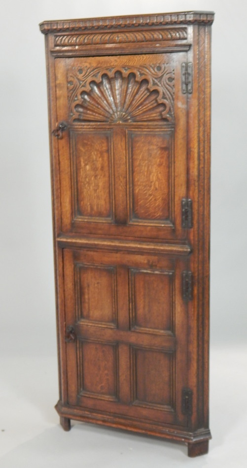 Appraisal: An early thC oak standing corner cabinet in thC style