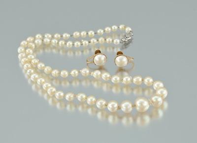 Appraisal: A Graduated Pearl Necklace and Earrings The necklace features individually