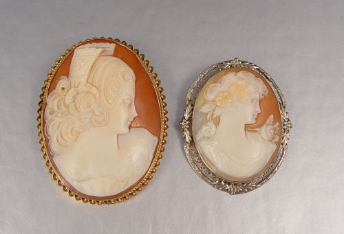 Appraisal: GOLD CAMEO BROOCH PENDANTS K spiral frame contains one shell