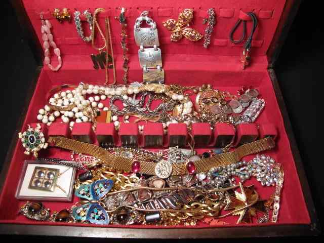 Appraisal: Lot of assorted ladies costume jewelry Brands such as Sarah