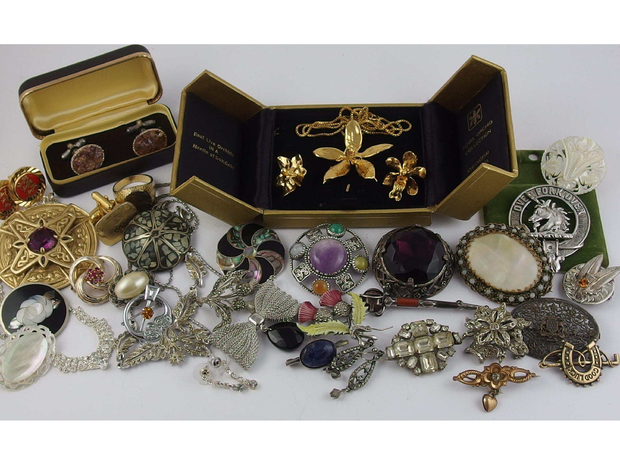 Appraisal: A collection of vintage costume jewellery and silver to include