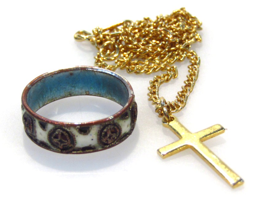 Appraisal: A slender link necklace attached to a cross pendant cm