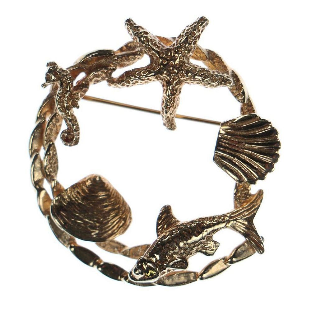 Appraisal: k gold brooch beach motif weighing approximately grams diameter in