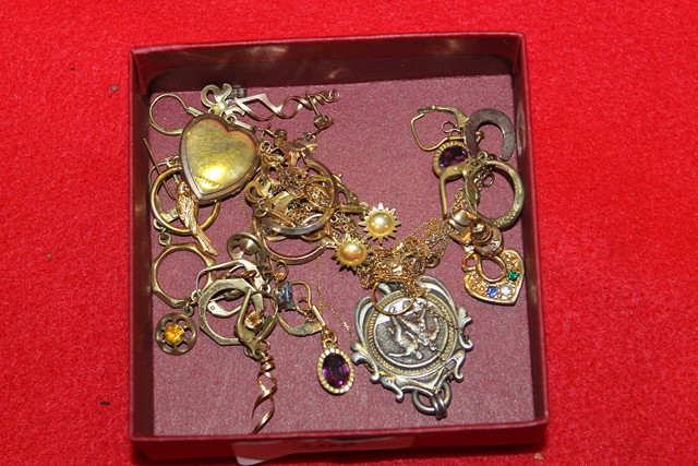 Appraisal: A SMALL COLLECTION OF MISCELLANEOUS JEWELLERY including a silver pendant