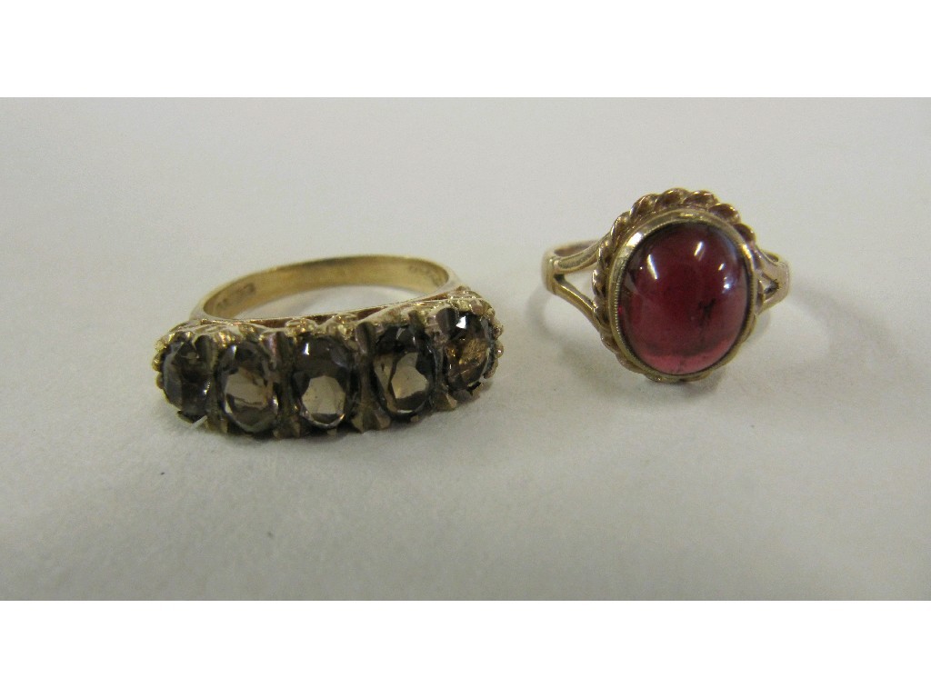 Appraisal: Lot comprising ct gold cabochon garnet single stone ring and