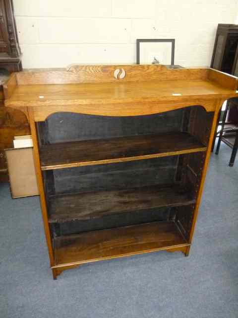 Appraisal: AN ARTS AND CRAFTS OAK BOOKCASE with adjustable shelves stile