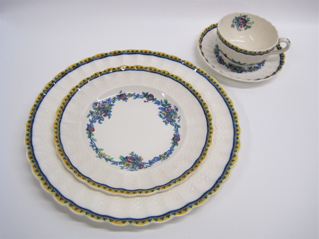 Appraisal: COPELAND SPODE FINE CHINA SET pieces in the Rambler pattern