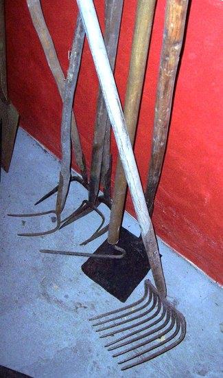 Appraisal: A quantity of tools including two-pronged forks rakes etc