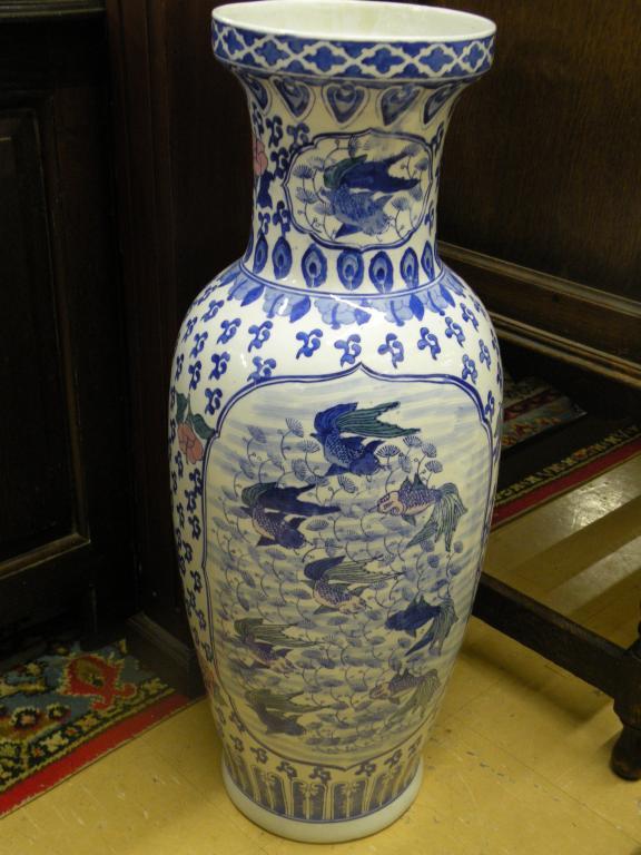 Appraisal: A large Chinese porcelain vase decorated with fish