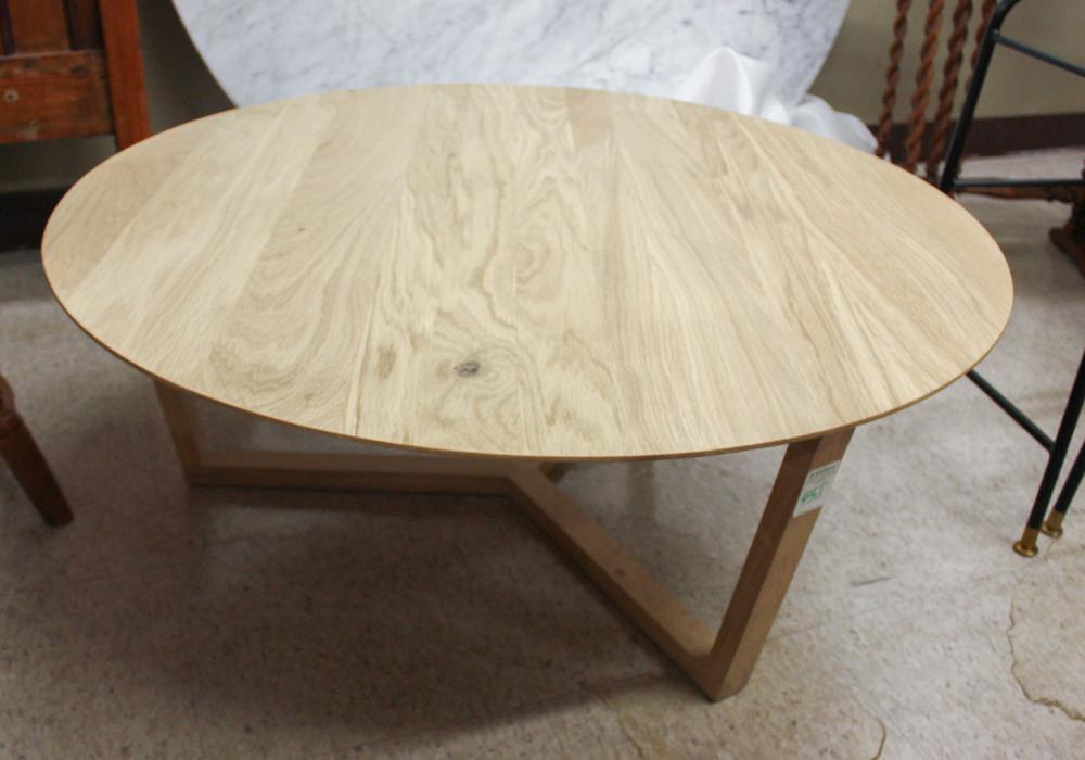 Appraisal: ROUND ERIN OAK COFFEE TABLE retailed by McGee Co round