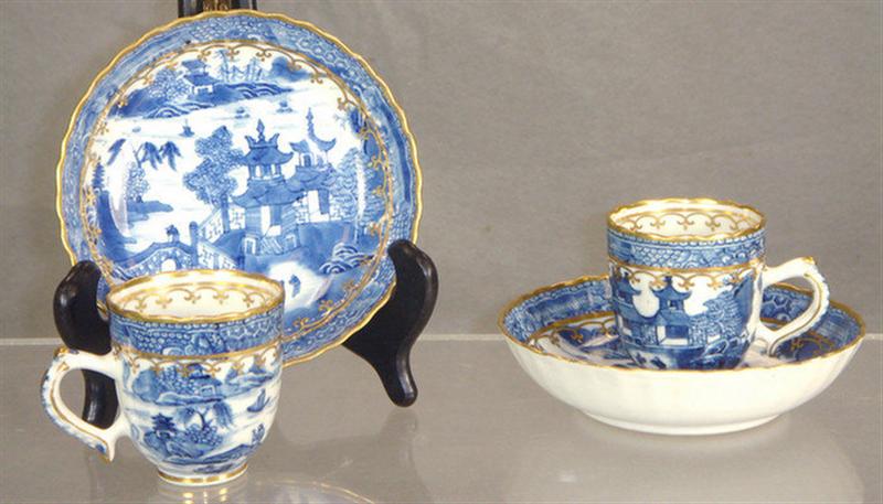 Appraisal: Pair of th c Chinese export porcelain cups and saucers